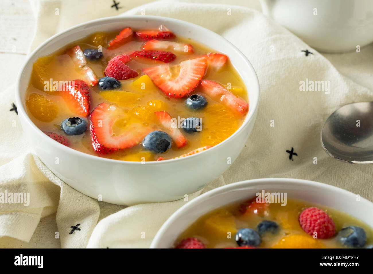 Dolci fatti in casa frutta fragola zuppa con mirtilli e arance Foto Stock