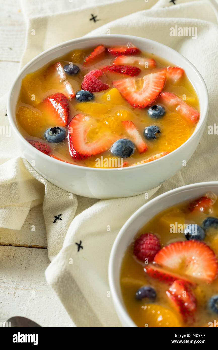 Dolci fatti in casa frutta fragola zuppa con mirtilli e arance Foto Stock