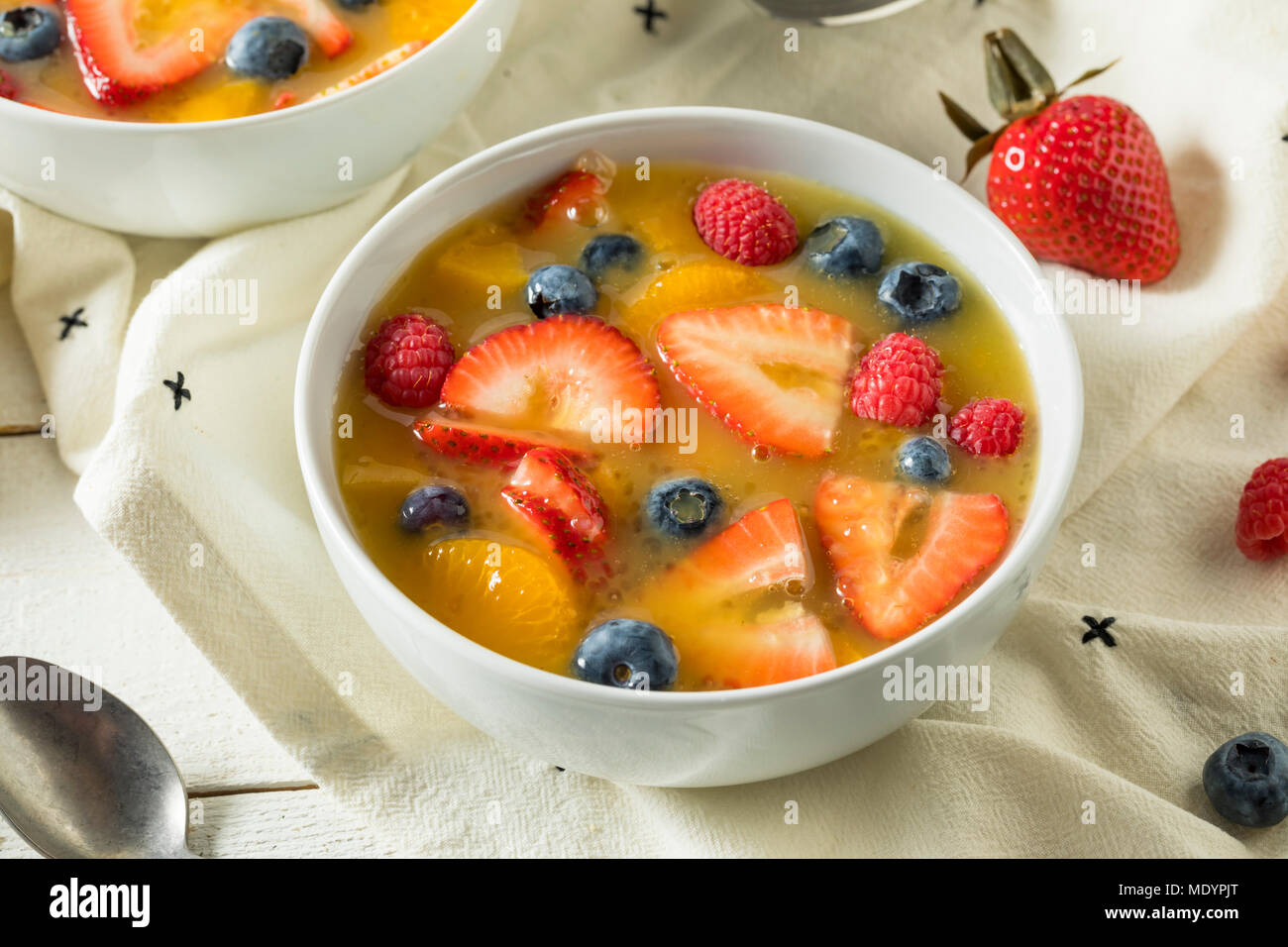 Dolci fatti in casa frutta fragola zuppa con mirtilli e arance Foto Stock