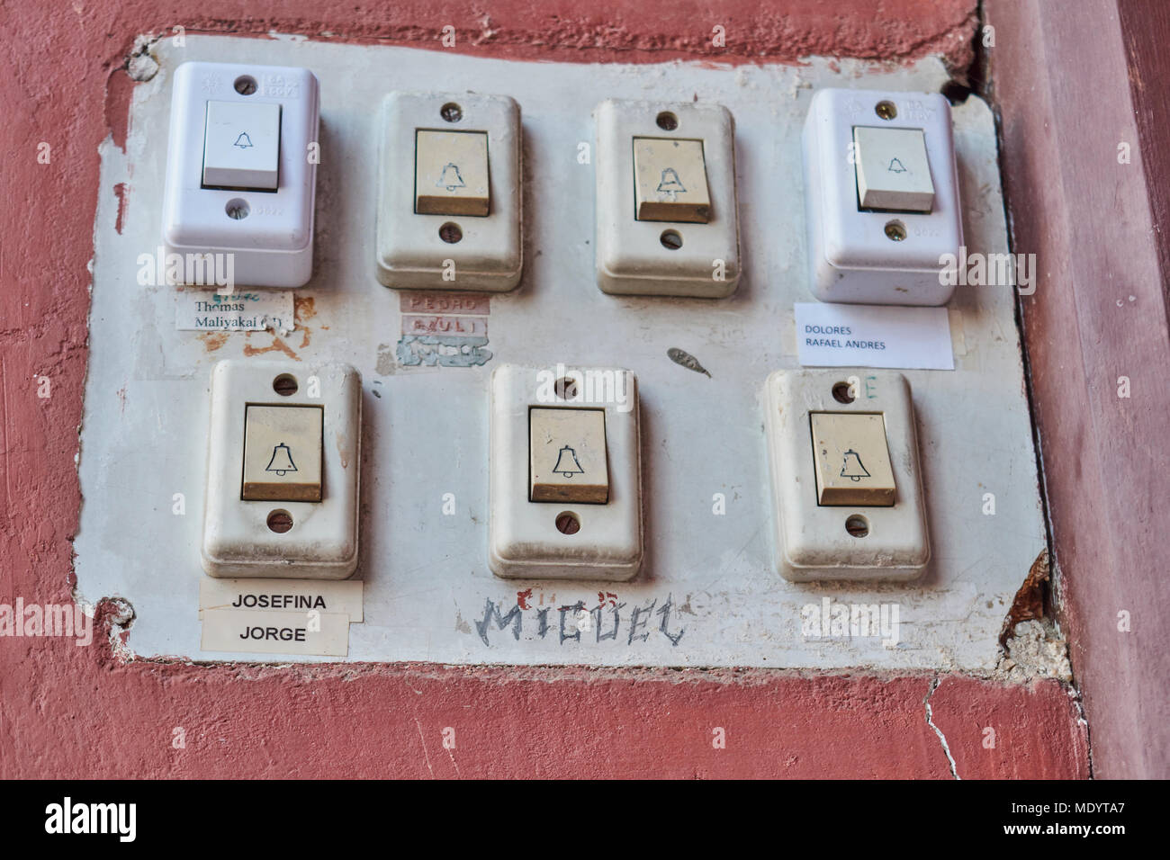 Close-up di antichi pulsanti per chiamare i piani di una vecchia casa con i nomi di paesi vicini Foto Stock