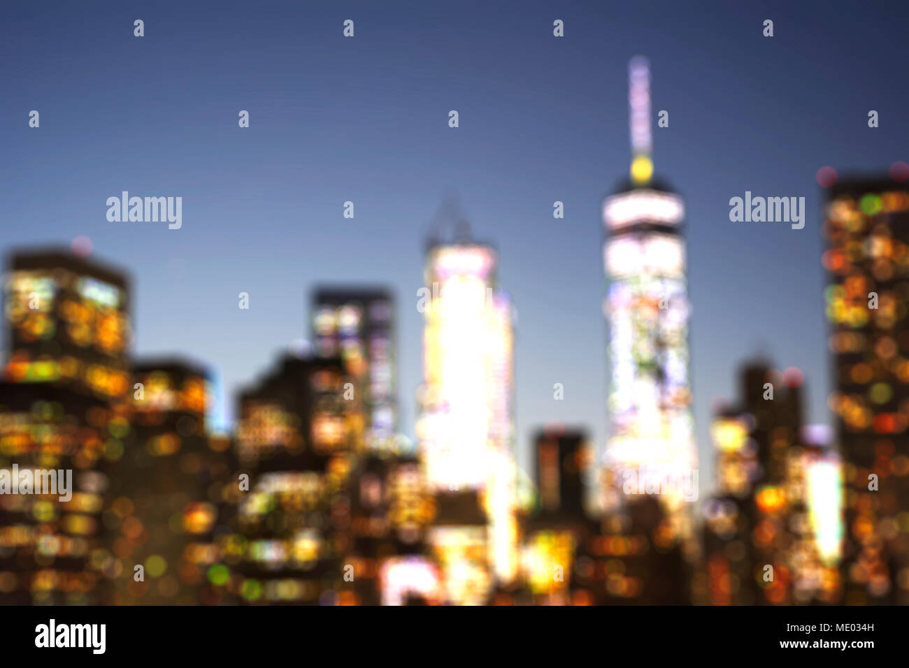Vista sfocati della città di New York skyline downtown da Brooklyn a sera Foto Stock