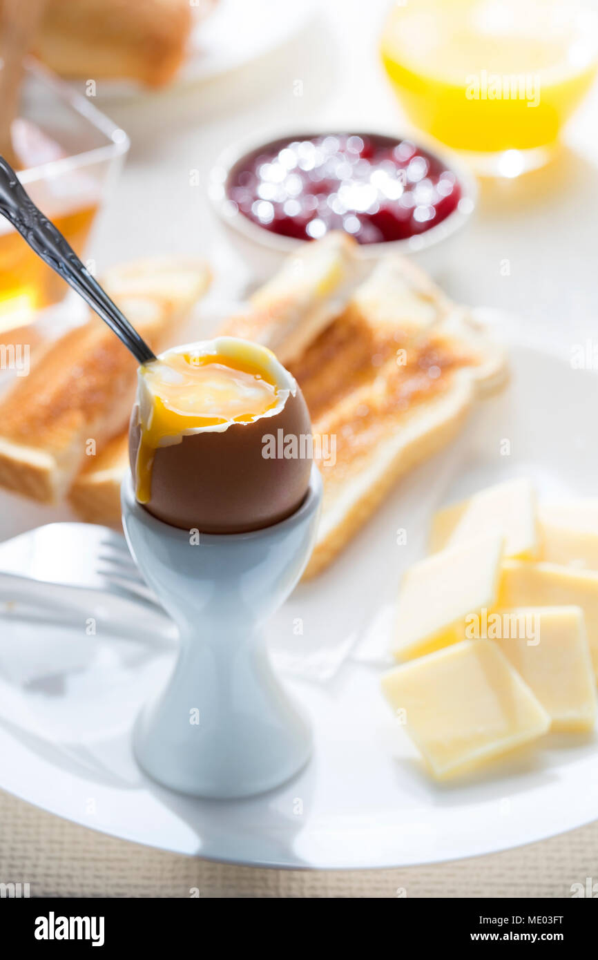 Buono e ben presentato il tavolo della colazione con la luce del mattino Foto Stock