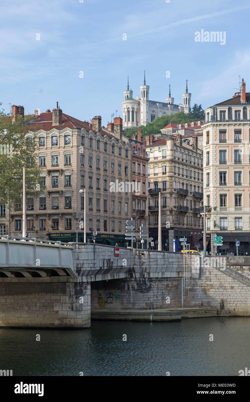 Francia, Lione, banchine del fiume Saône, quai de Bondy, facciate di edifici, Basilica Notre Dame de Fourvière, Pont de la Feuillée Foto Stock