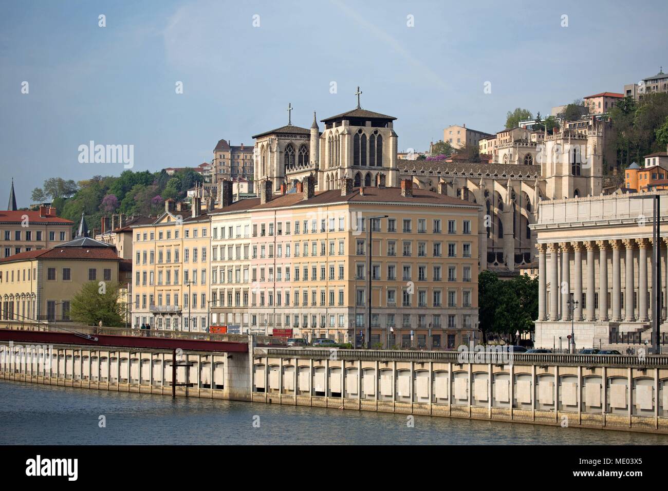 Francia, Lione, banchine del fiume Saône, Quai Romain Rolland, Cathédrale Saint-Jean-Baptiste, Palazzo Vescovile, la Corte di Appello de Lyon, Foto Stock