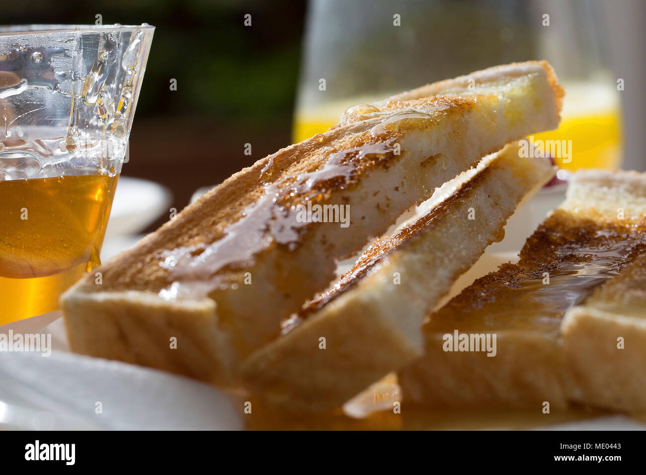 Buono e ben presentato il tavolo della colazione con la luce del mattino Foto Stock