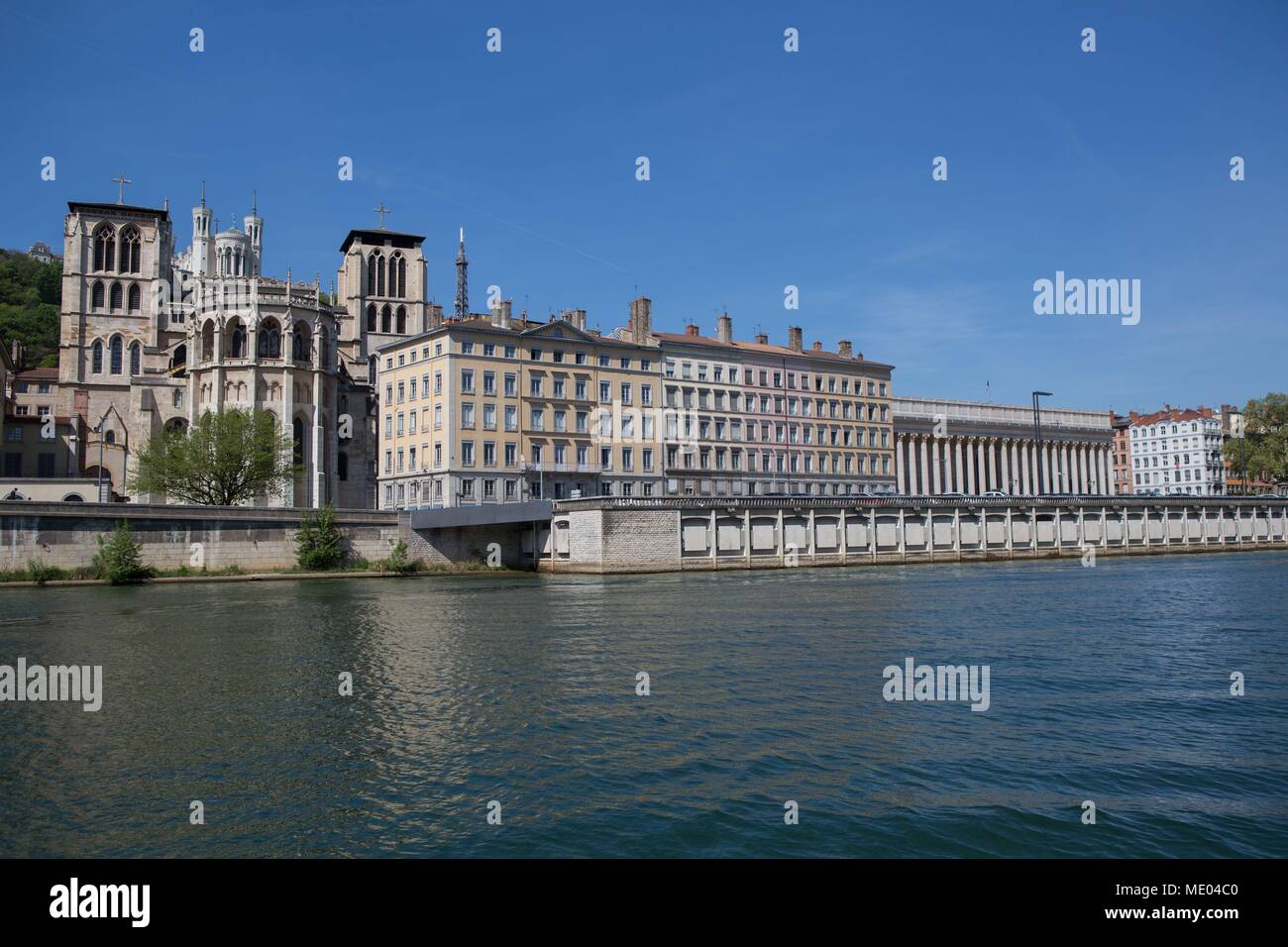 Francia, Lione, banchine del fiume Saône, Quai Romain Rolland, Cathédrale Saint-Jean-Baptiste, Corte di Appello Foto Stock