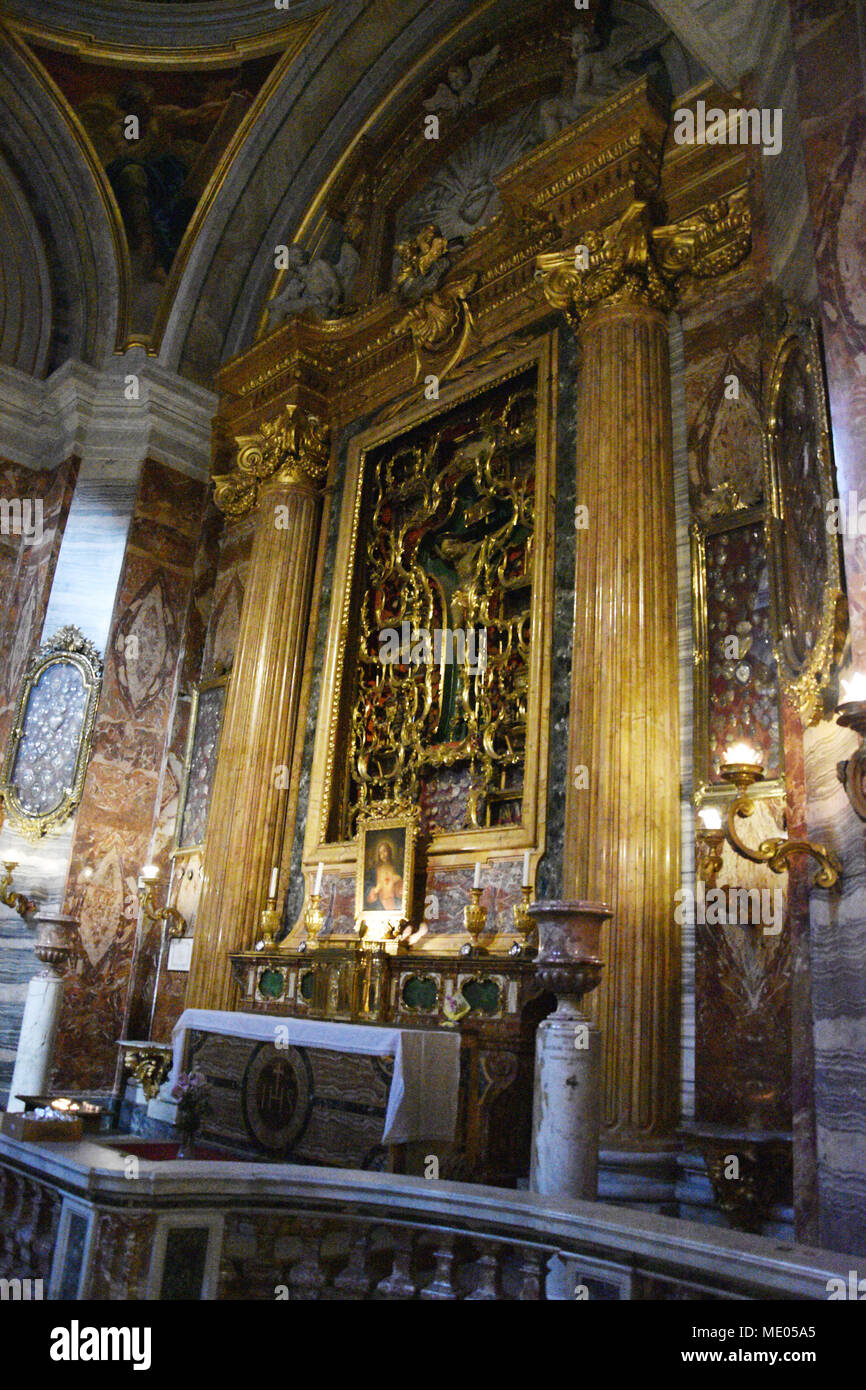 Altare nella cappella laterale con ornati croce dorata schermo. La Chiesa di Sant Ignazio di Loyola a Campo Marzio (Italiano: Chiesa di Sant'Ignazio di Loyol Foto Stock