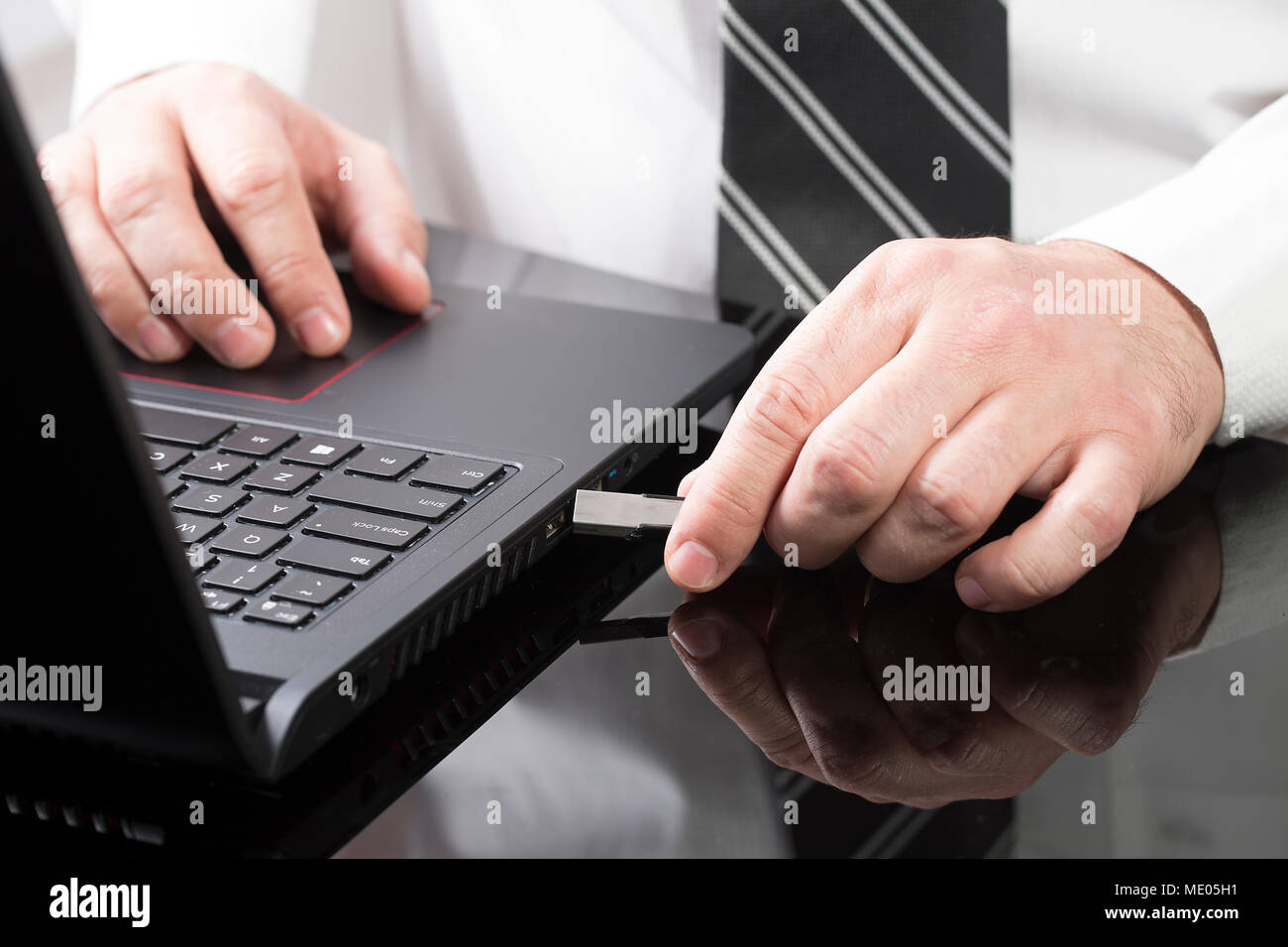 Professional trasferisce i dati tramite memory stick Foto Stock