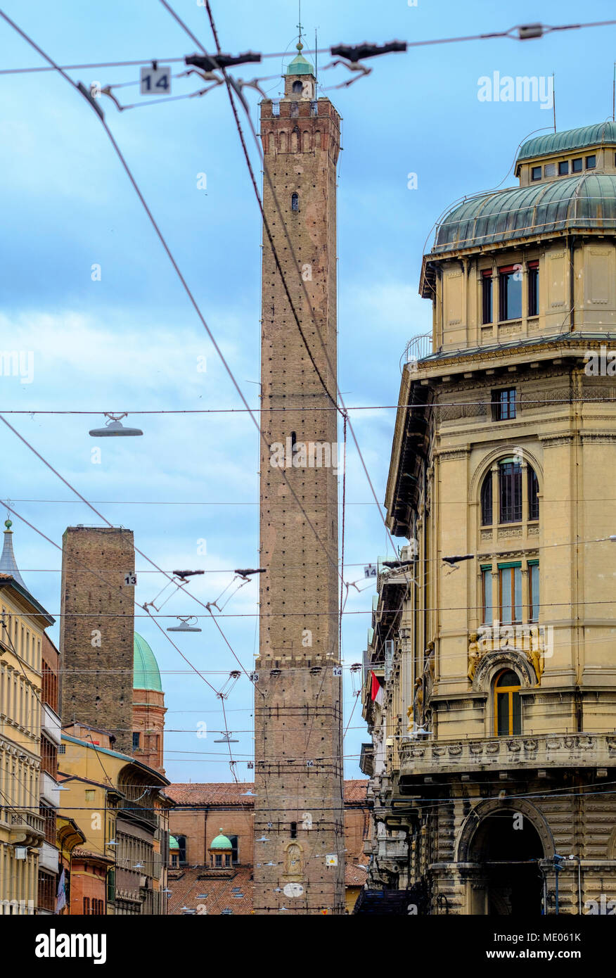 A Bologna la famose torri (le Due Torri). I simboli del punto di riferimento della città costruita da nobili famiglie nel XII secolo. Foto Stock