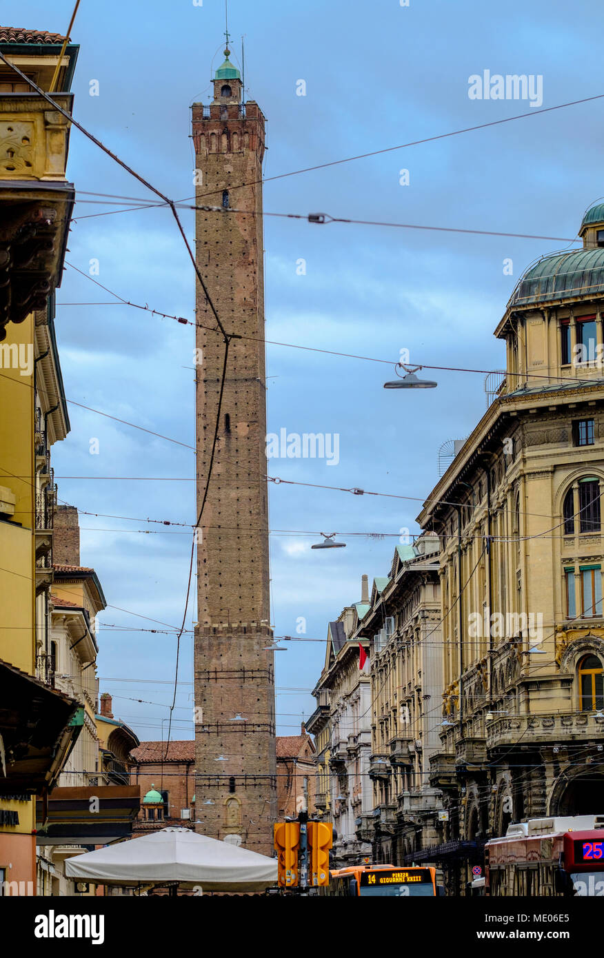 A Bologna la famose torri (le Due Torri). I simboli del punto di riferimento della città costruita da nobili famiglie nel XII secolo. Foto Stock