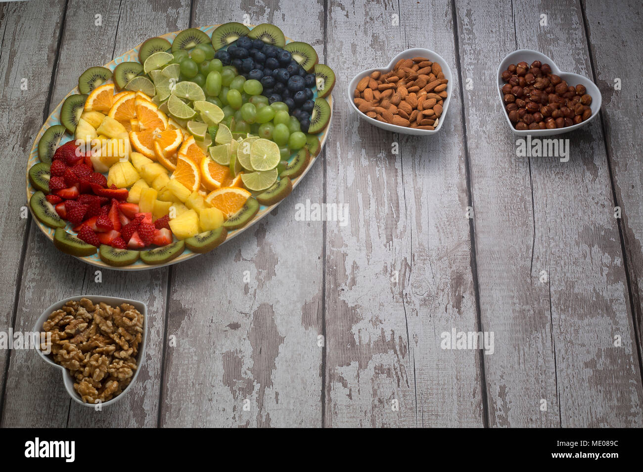 Bene visualizzato mix di frutta, verdura e noci. Foto Stock
