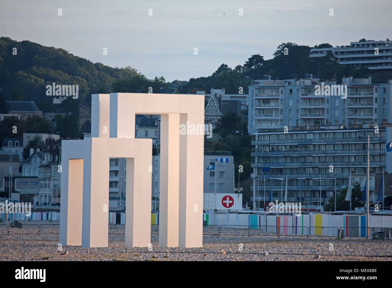 In Francia, Le Havre, arte di installazione sulla spiaggia in linea con le Porte Océane, Le Havre 500 anniversario. L#3 da Sabina Lang e Daniel Baumann Foto Stock