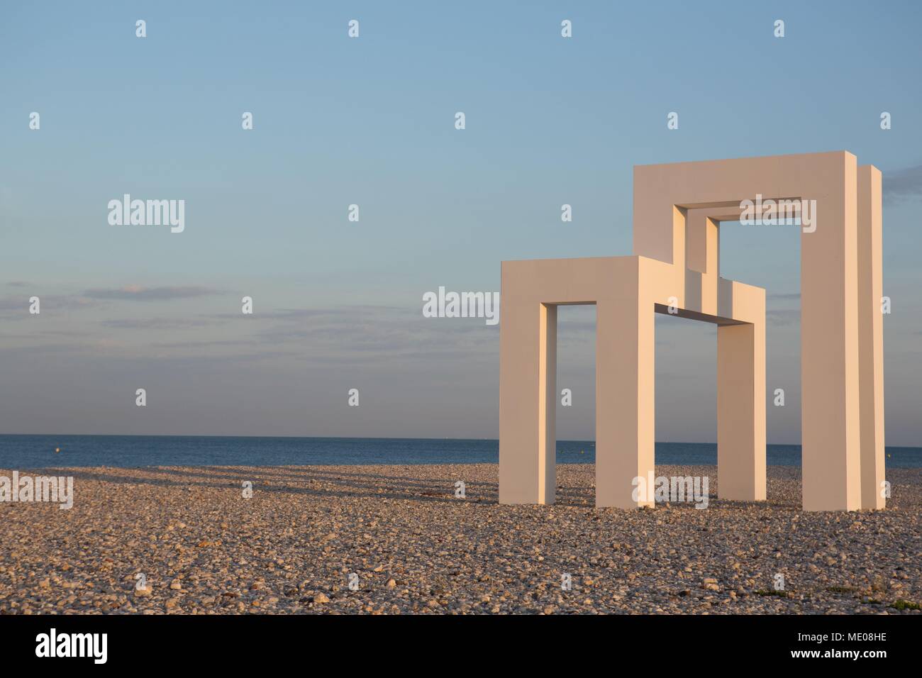In Francia, Le Havre, arte di installazione sulla spiaggia in linea con le Porte Océane, Le Havre 500 anniversario. L#3 da Sabina Lang e Daniel Baumann Foto Stock