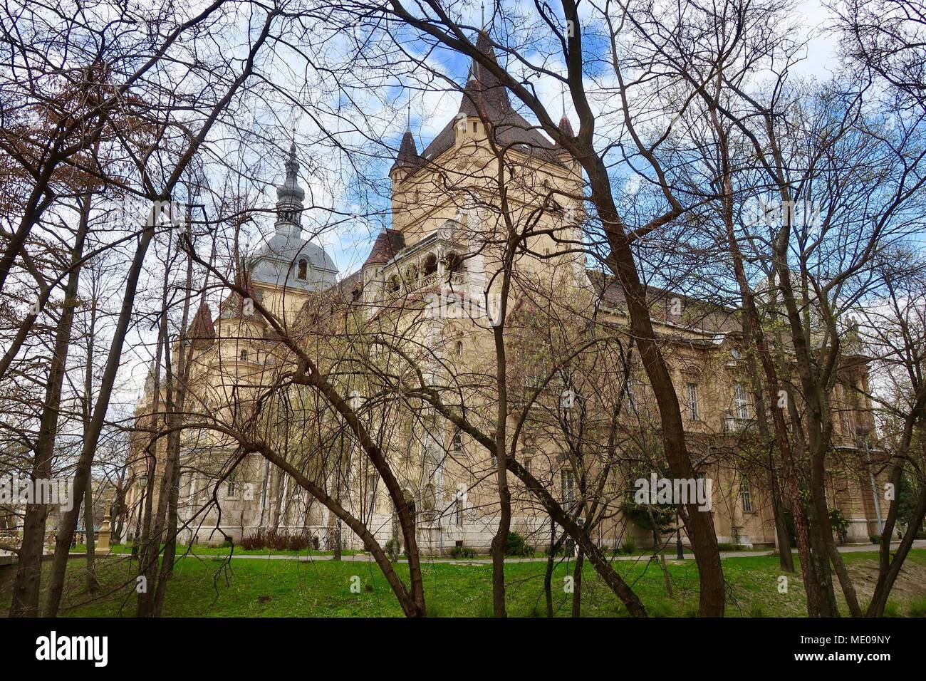 Budapest, Ungheria. Luminosa calda soleggiata giornata di primavera, aprile 2018. Castello di Vajdahunyad vicino a Piazza degli Eroi. Foto Stock