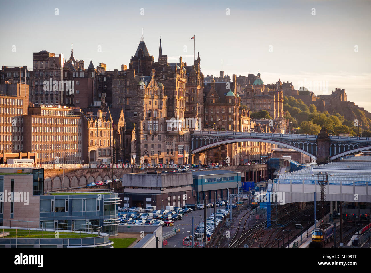 Lo skyline di Edinburgo come vista da Calton Hill con la Città Vecchia, il ponte nord, la stazione ferroviaria di Waverley e dal Castello di Edimburgo in background Foto Stock