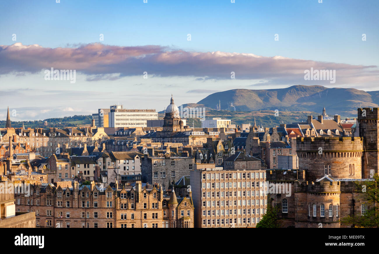 Lo skyline di Edinburgo come vista da Calton Hill nella luce della sera Foto Stock