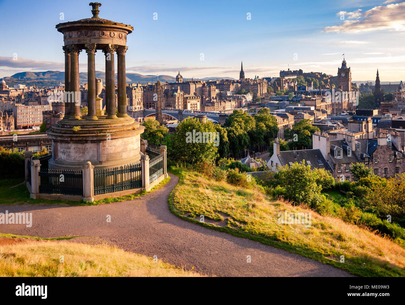 Lo skyline di Edinburgo come vista da Calton Hill con il Dugald Stewart monumento in primo piano Foto Stock