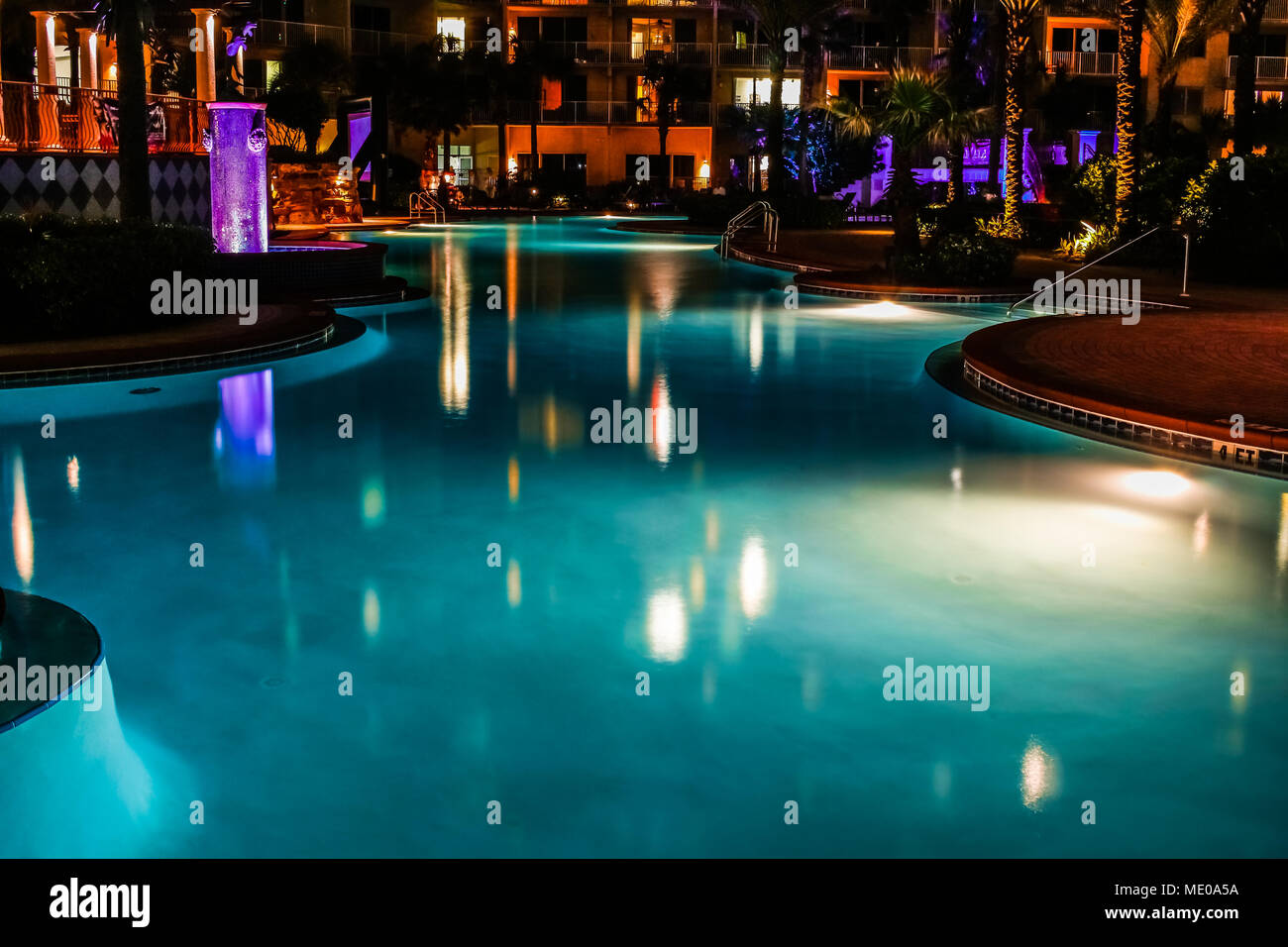 Vista di una grande piscina in rive o Panama, Panama City, Florida, durante la notte ; le luci sono riflesse in acqua Foto Stock