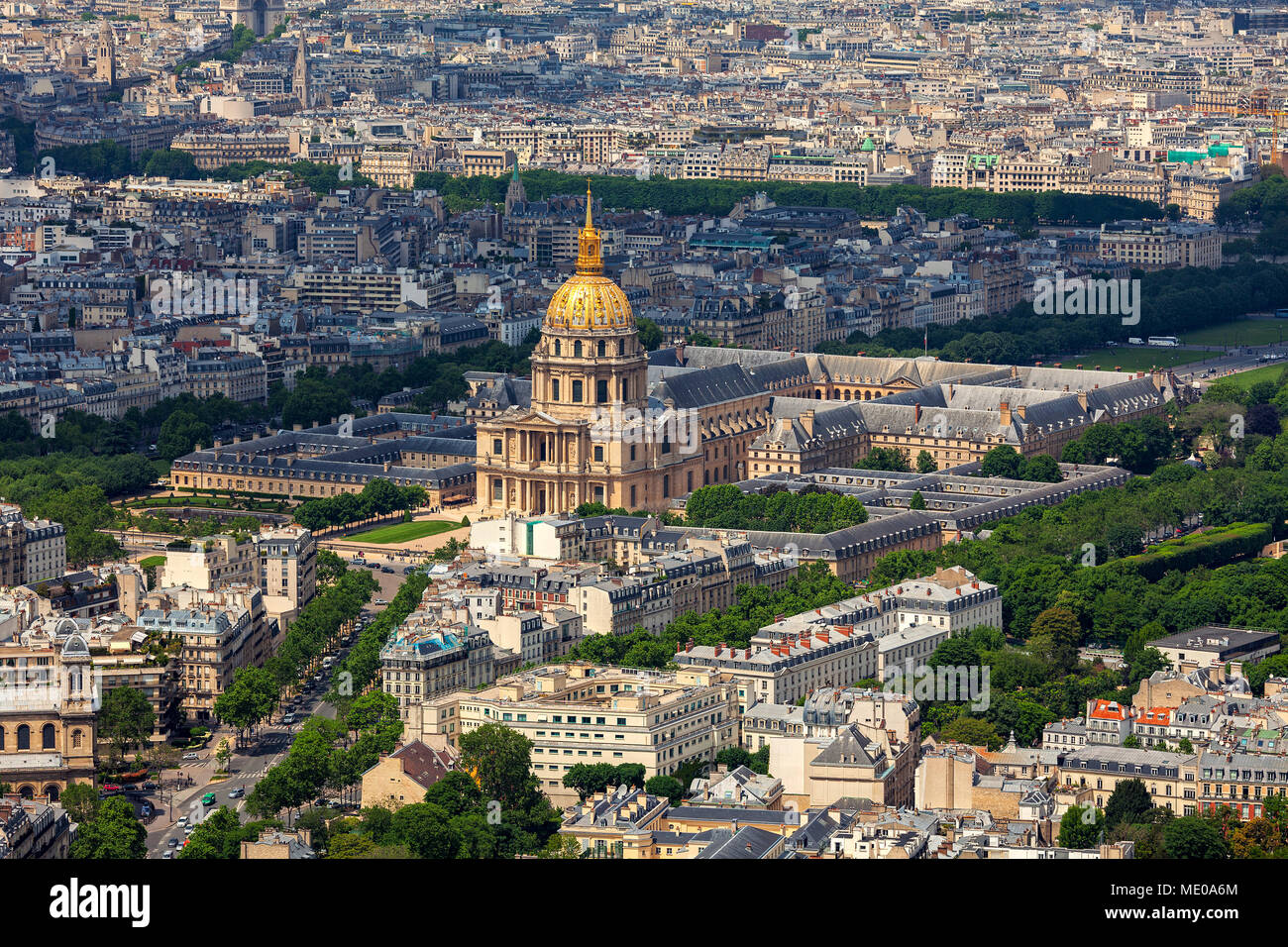 Vista aerea del famoso Les Invalides e tipici edifici Parigini come visto dalla torre di Montparnasse di Parigi, Francia. Foto Stock
