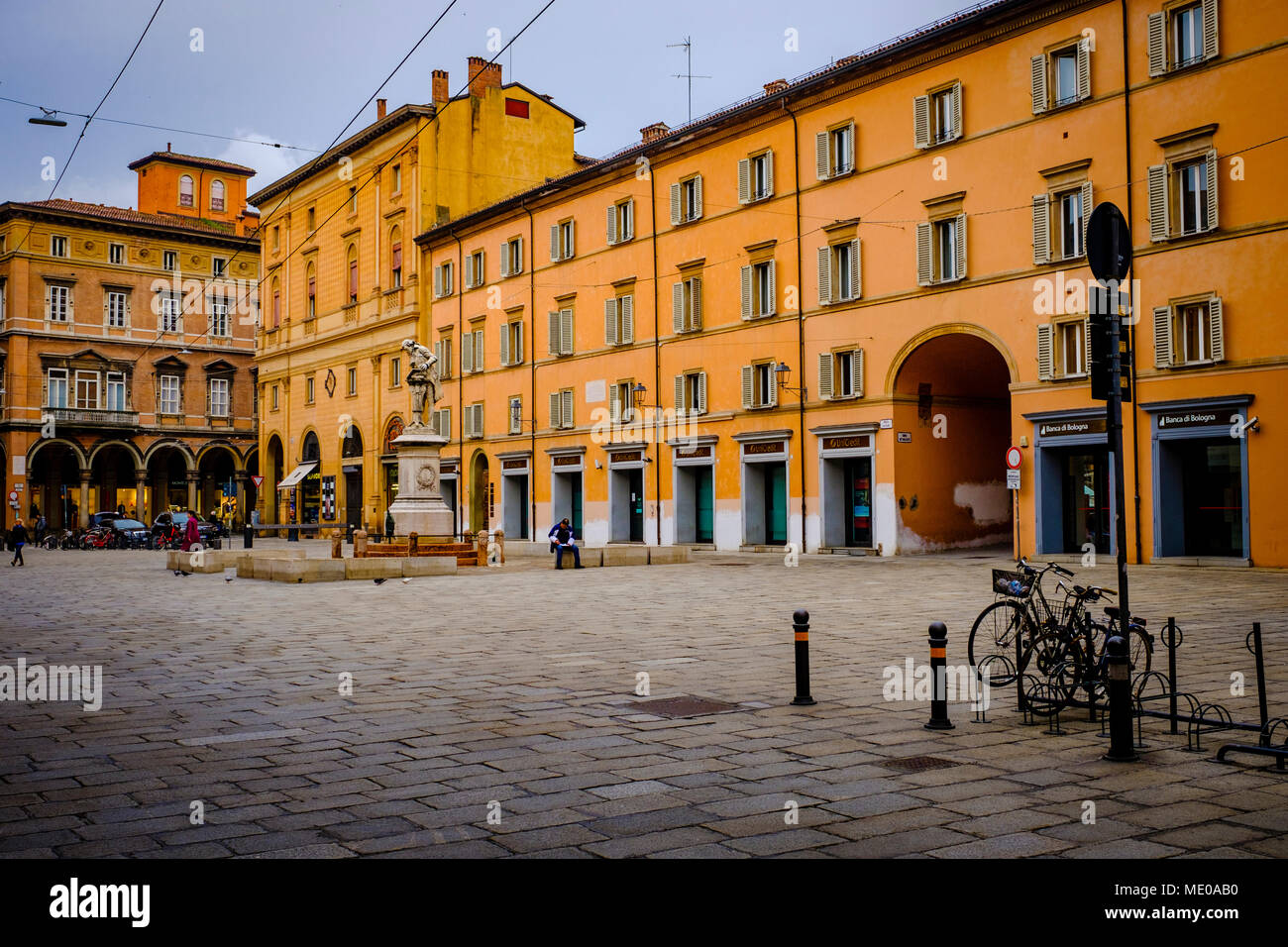 Statua di Galvani è la piazza a lui intitolata, Bologna, Italia Foto Stock