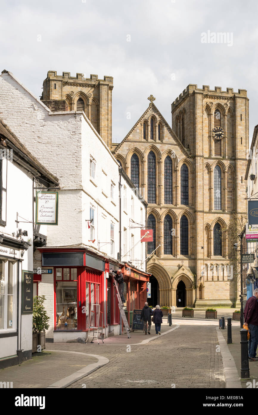 La facciata ovest della cattedrale di Ripon visto da Kirkgate, Ripon, North Yorkshire, Inghilterra, Regno Unito Foto Stock