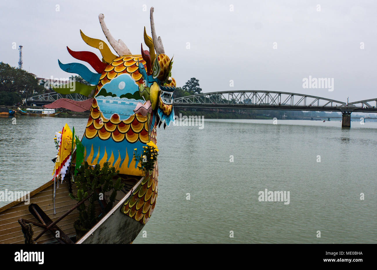 Dragon Boat sul Fiume Perfume in tinta, Vietnam Foto Stock