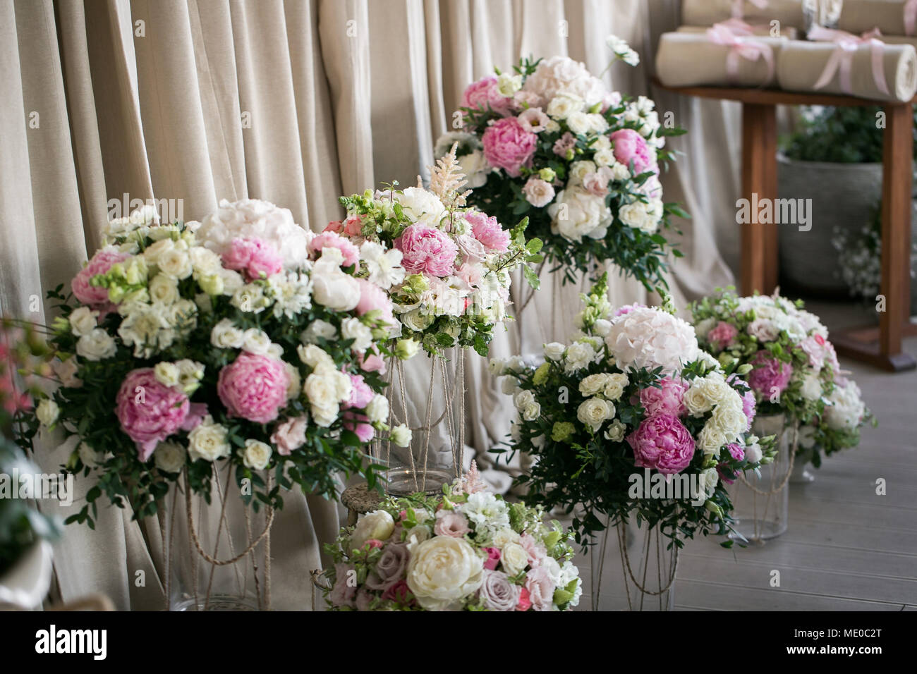 Decorazioni Per Matrimoni Splendidi Fiori In Composizioni Di Fiori Freschi Concetto Di Una Cena Di Gala All Aperto Foto Stock Alamy