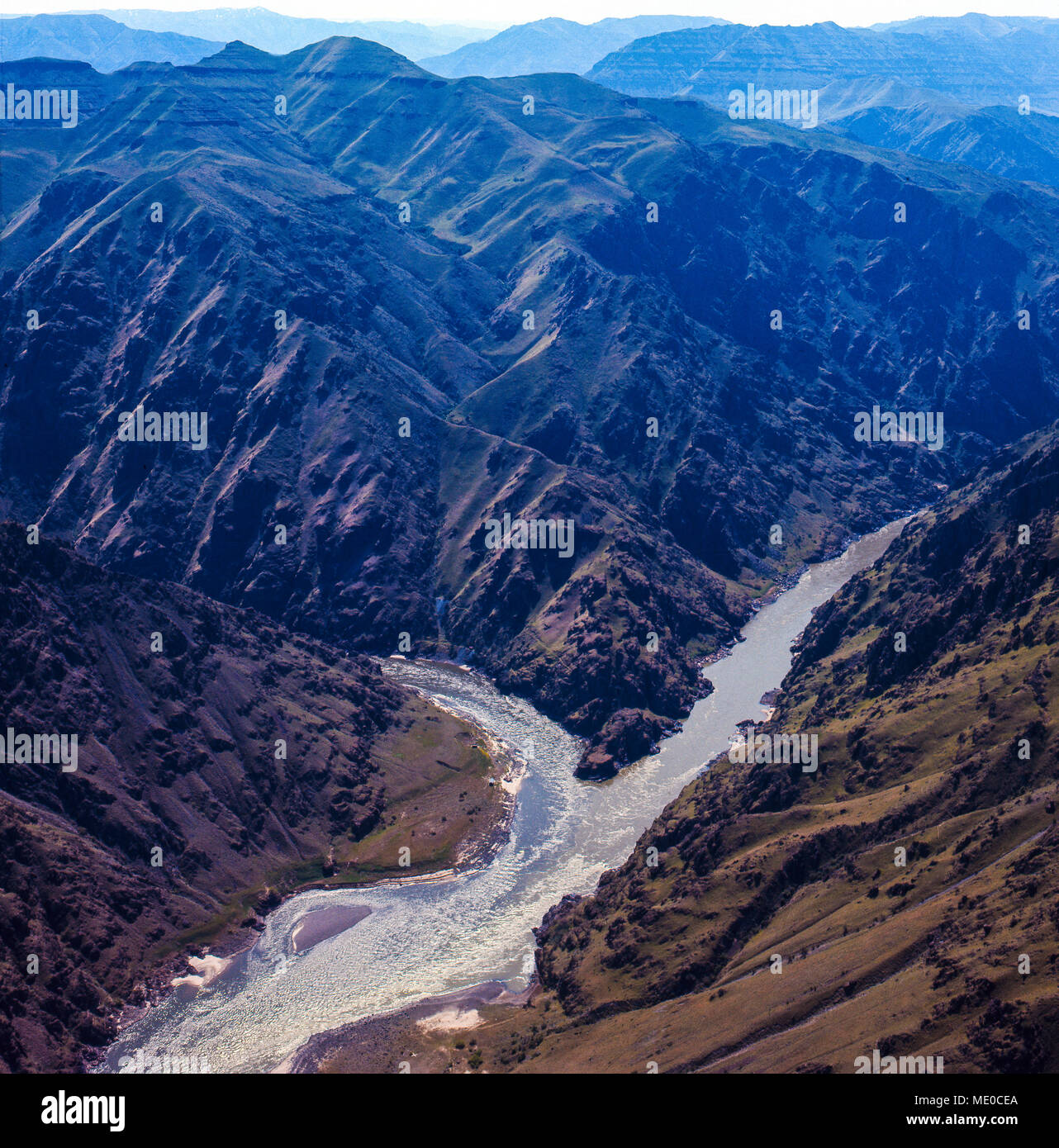 Confluenza del fiume di salmoni (L) e Snake River (R) in Hells Canyon, la gola più profonda in Nord America. Idaho sulla sinistra, Oregon sulla destra. Fotografo Norton l Foto Stock