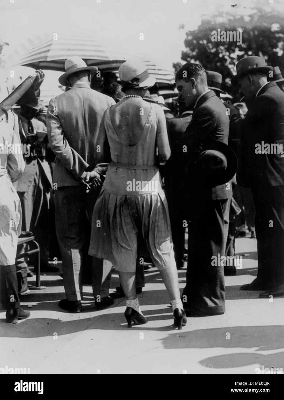 Signora giovane in un basso sostenuto il vestito e cloche hat. Foto Stock