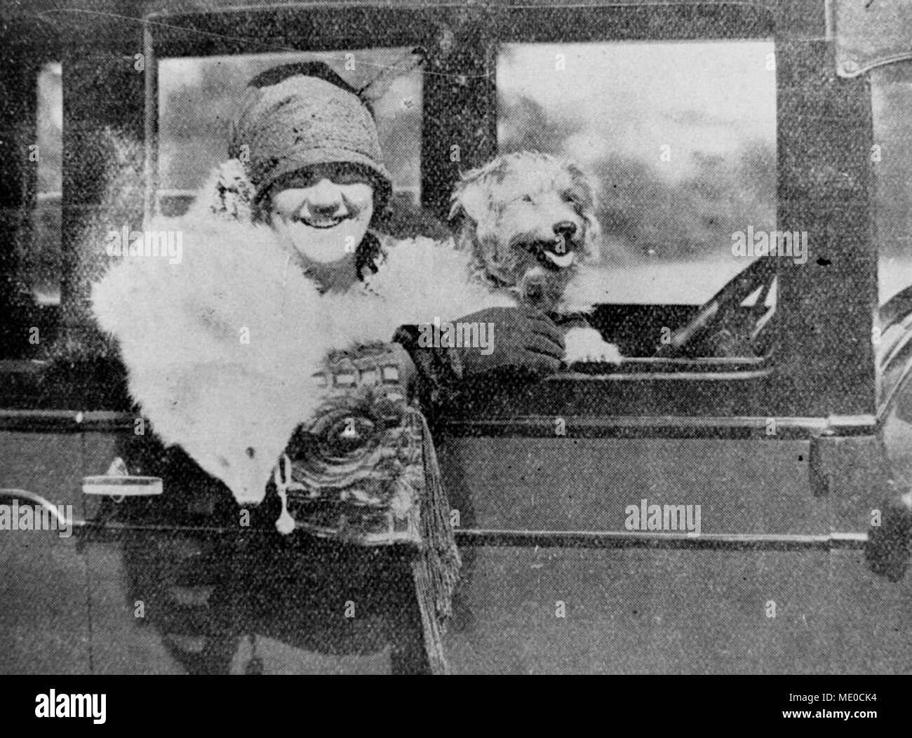 Nellie Bramley indossando un cappello le campane e una pelliccia di volpe. Foto Stock