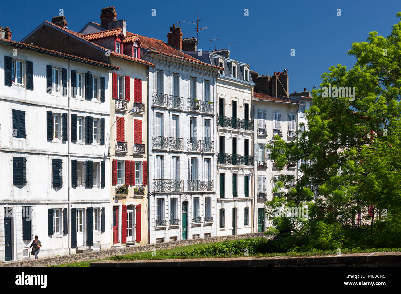 Storeyed tipiche case a schiera del grande distretto di Bayonne street (Bayonne dei Pirenei Atlantici Aquitaine Francia). Piani di tipiche case di città. Foto Stock