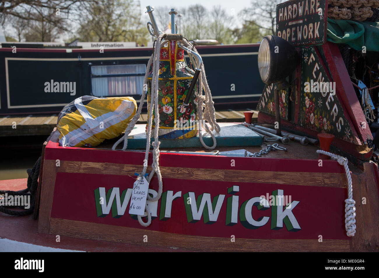 In prossimità di una barca nei canali di vendita realizzati tradizionalmente dipinto a mano canal boat prodotti in Stratford Upon Avon, Inghilterra Foto Stock