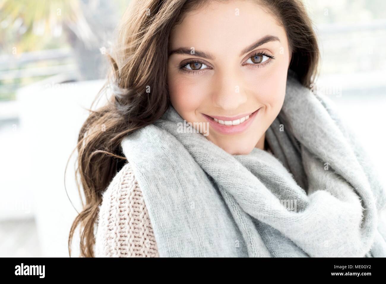 Giovane donna indossa foulard grigio. Foto Stock