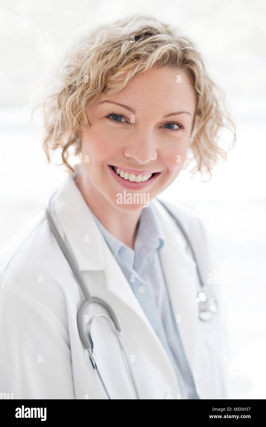 Medico donna sorridente verso la telecamera, ritratto. Foto Stock