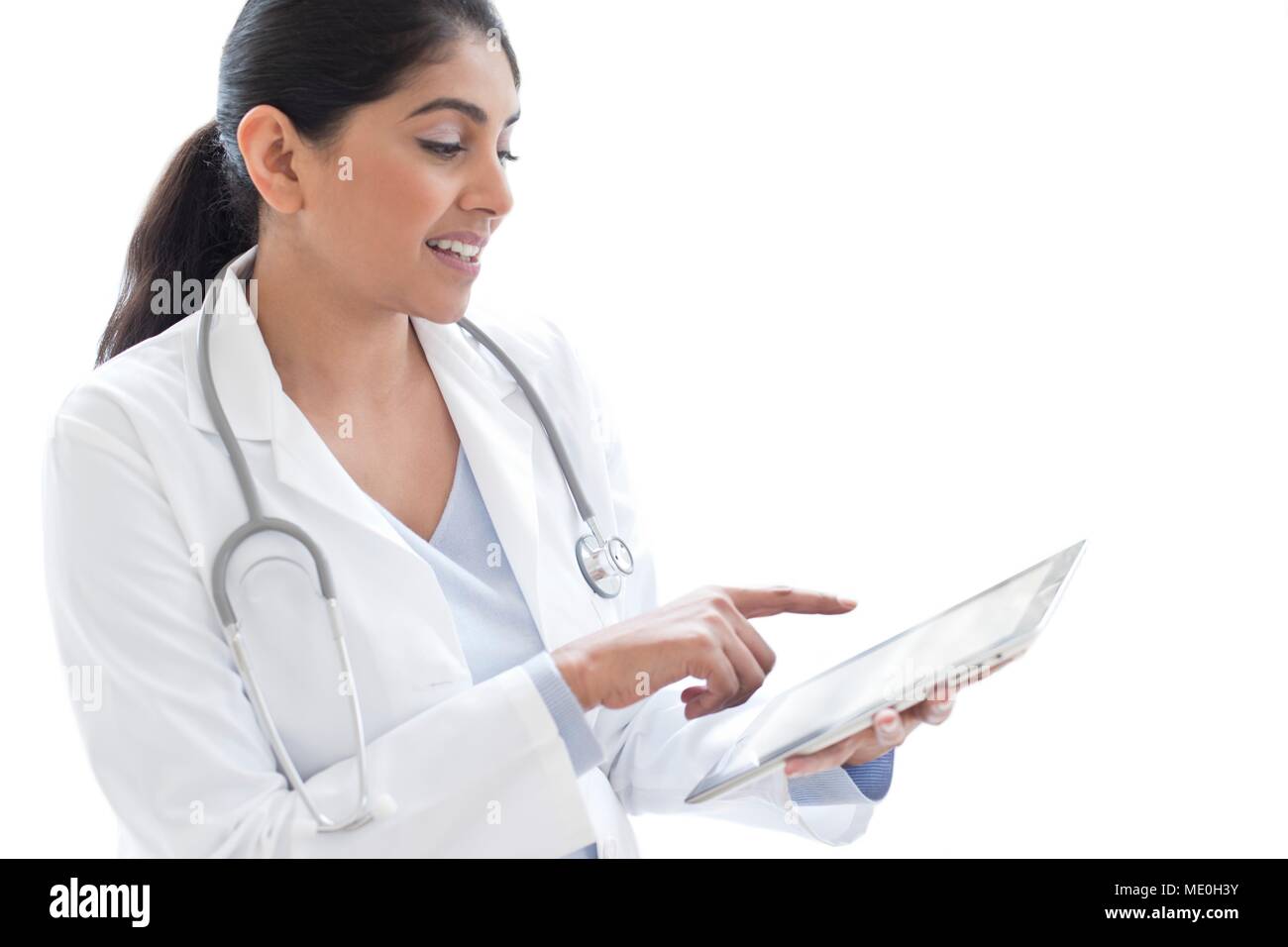 Medico donna utilizzando digitale compressa. Foto Stock