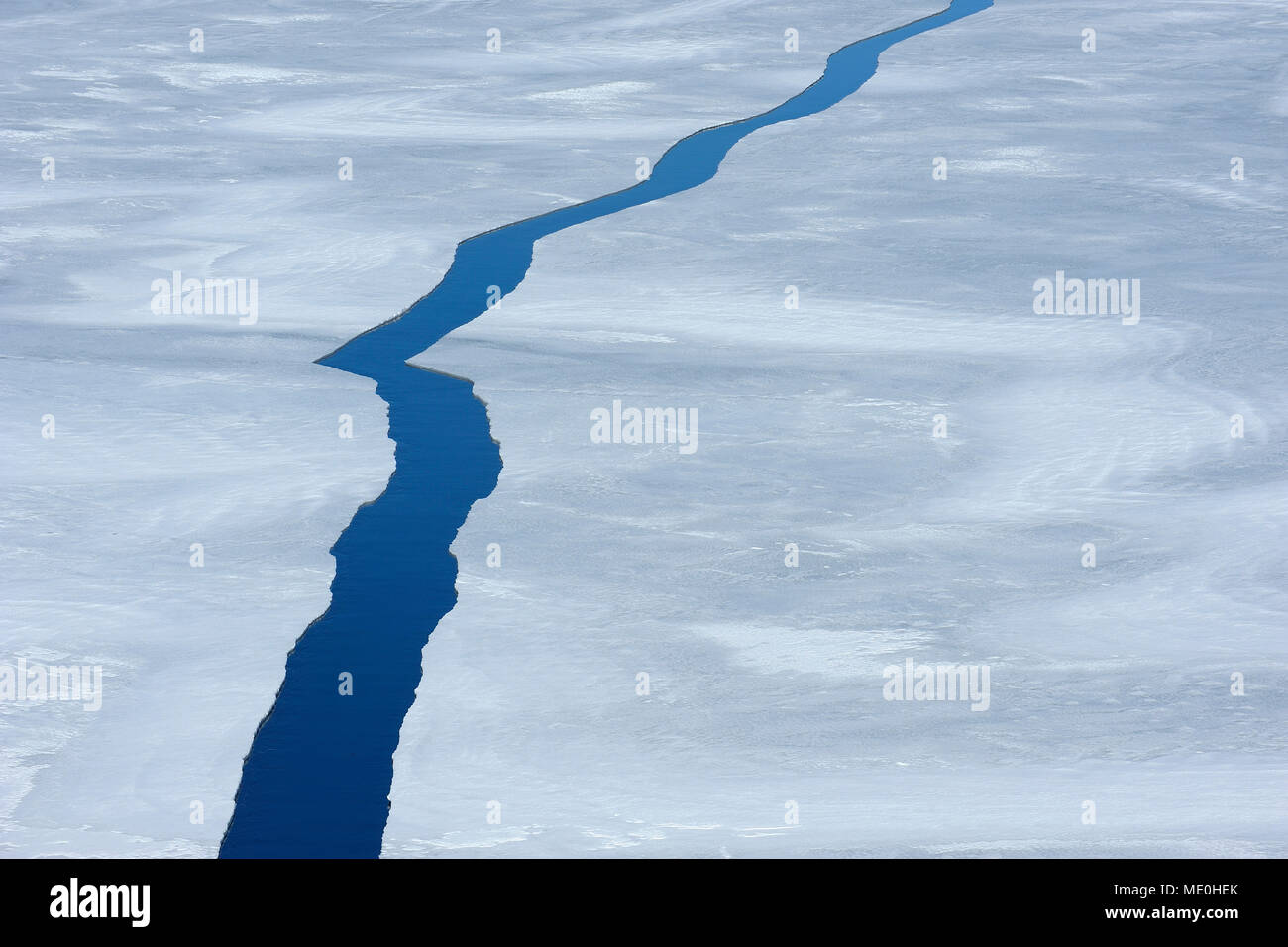 Vista in elevazione di una grande spaccatura nel pack ghiaccio a Snow Hill Island sulla Weddel Sea presso la Penisola Antartica, Antartide Foto Stock