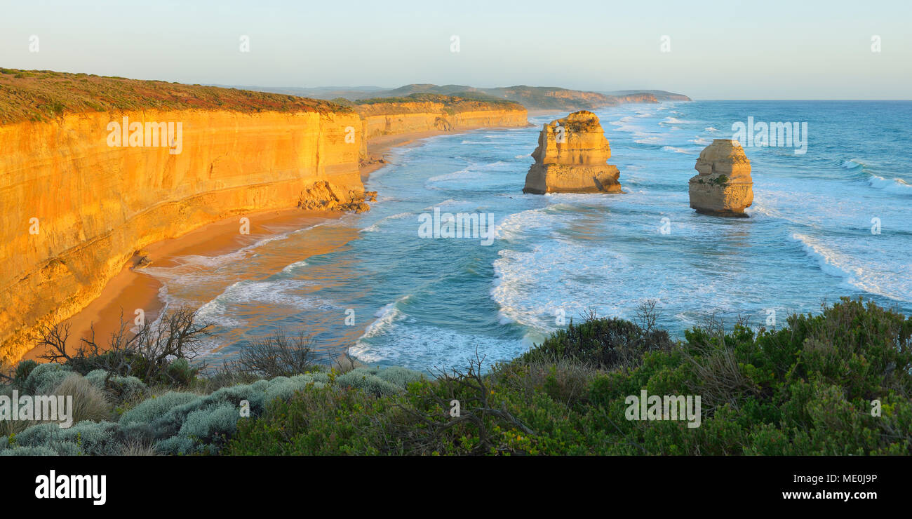 Pile di pietra calcarea dei dodici Apostoli lungo il litorale costiero di Princetown, Great Ocean Road in Victoria, Australia Foto Stock