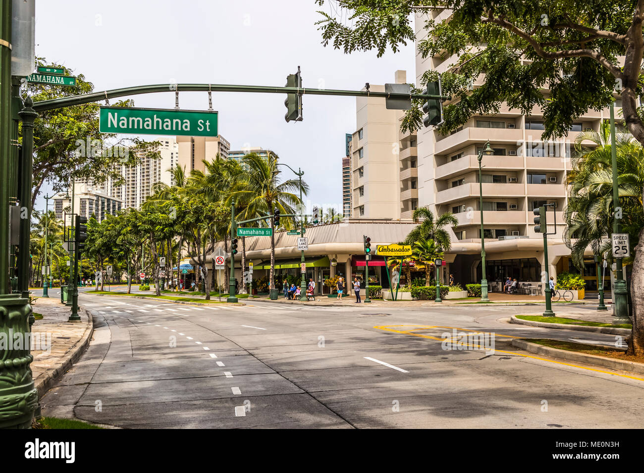 Vista a ovest verso il basso Kuhio Avenue all'incrocio con Strada Namahana in Waikiki, Honolulu, Oahu, Hawaii, Stati Uniti d'America Foto Stock