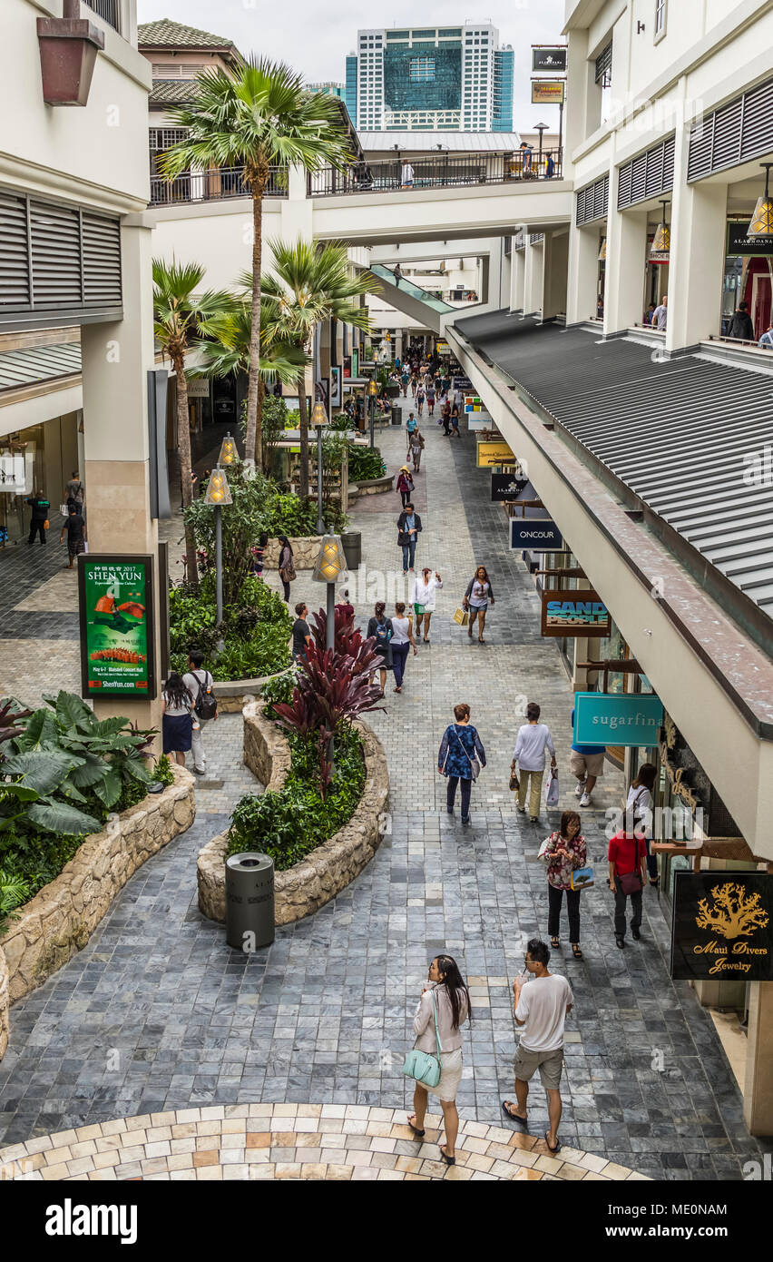 Vista entro l'Ala Moana Shopping Center, un open air area dello shopping che raffigura il suo multi-livellati e tropic natura, Waikiki Foto Stock