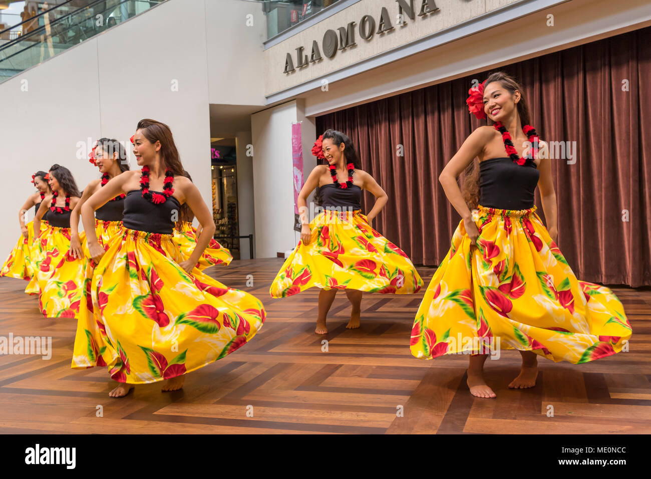 Ballerini di Hula divertente shoppers presso l'Ala Moana Shopping Center della fase di Waikiki, Honolulu, Oahu, Hawaii, Stati Uniti d'America Foto Stock
