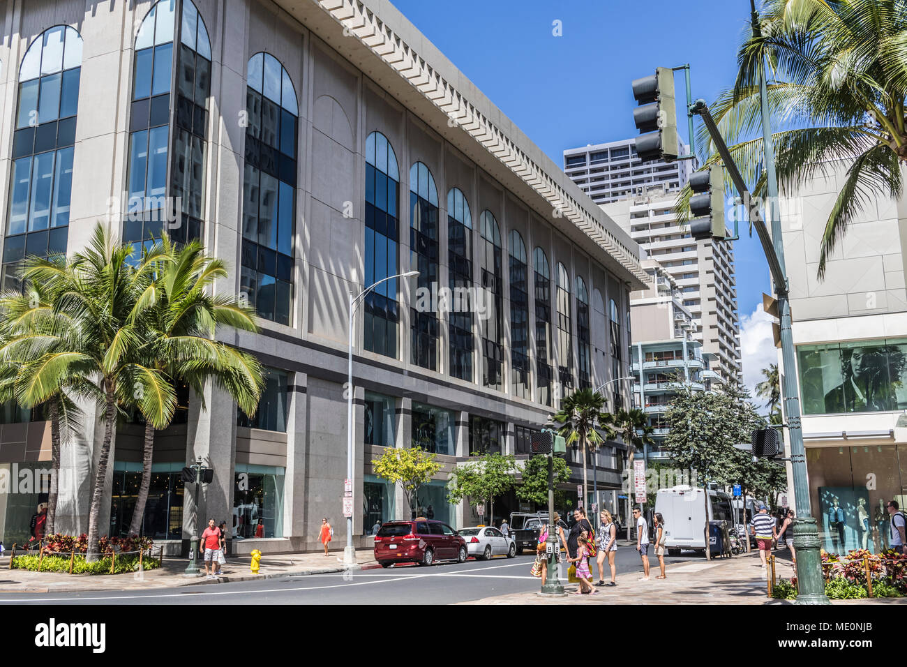 Vista Nord in Seaside Avenue dal lato sud di Kalakaua Avenue con Waikiki Busines Plaza a livello di strada sulla destra in Waikiki Foto Stock