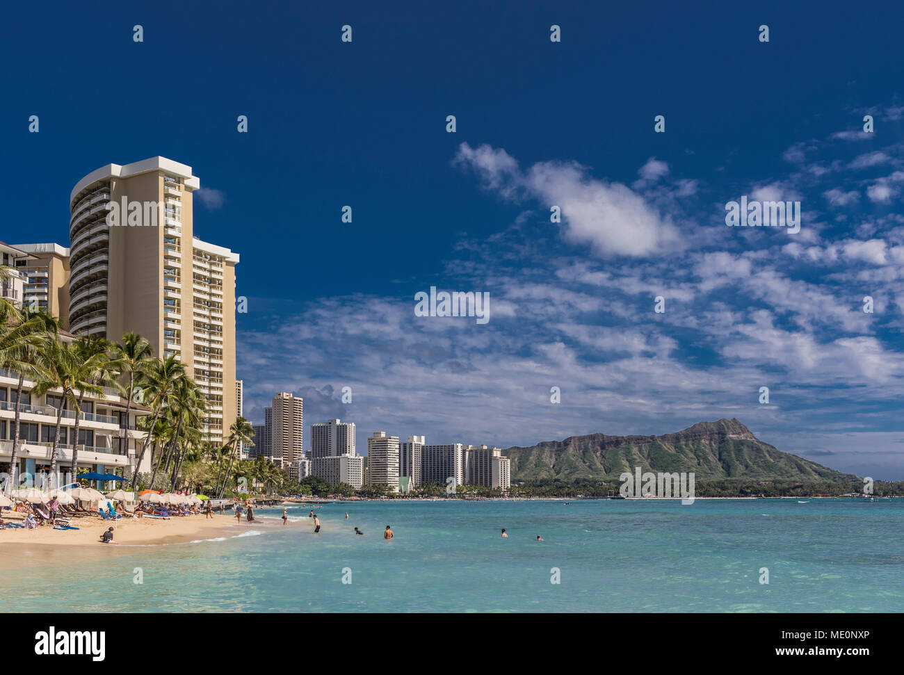 La spiaggia di Waikiki con Diamond Head all'orizzonte, Waikiki, Honolulu, Oahu, Hawaii, Stati Uniti d'America Foto Stock
