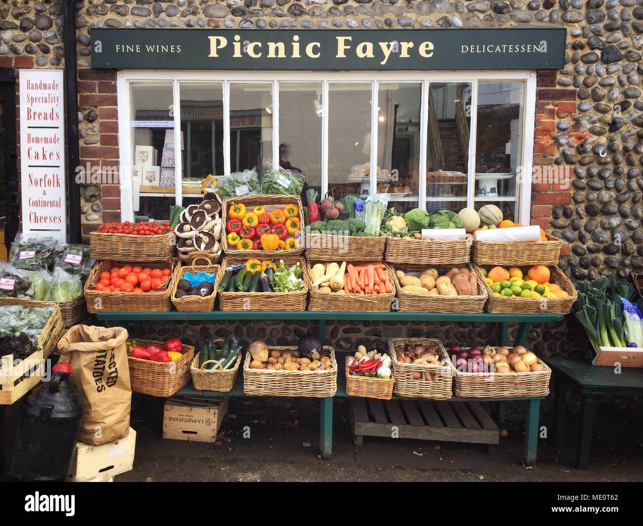 CLEY accanto al mare, Regno Unito - 10 aprile 2018. La parte esterna di un fruttivendolo locale chiamato Picnic Fayre la vendita di frutta e verdura fresca per le popolazioni locali Foto Stock