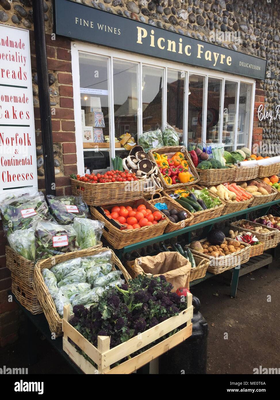 CLEY accanto al mare, Regno Unito - 10 aprile 2018. La parte esterna di un fruttivendolo locale chiamato Picnic Fayre la vendita di frutta e verdura fresca per le popolazioni locali Foto Stock