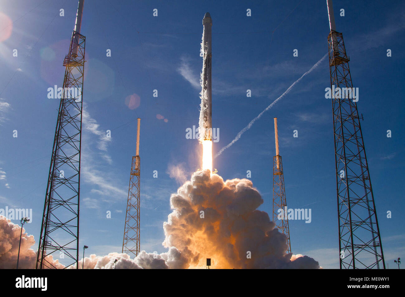 Gli Stati Uniti Air Force 45th spazio ala SpaceX supportato il successo del lancio della NASA commerciale della missione di rifornimento 13 a bordo di un Falcon 9 razzo da complessi di lancio 40 alla Cape Canaveral Air Force Station (CCAFS), Florida, Dic 15, 2017. Essa ha segnato l'ala del XIX lancio dalla gamma orientale, l'ultimo lancio previsto per l'anno. Poco dopo il lancio, il Falcon 9's volo-collaudata primo stadio survoltore è atterrato con successo alla zona di atterraggio 1 al CCAFS. (DoD Foto cortesia di SpaceX) Foto Stock