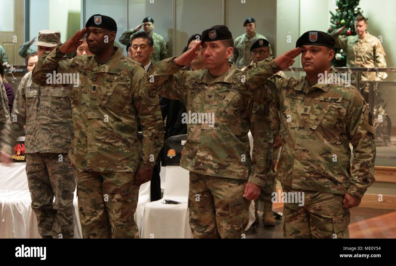 La trentacinquesima ADA Comando Vigili del team, Col. Rick W. Wright,  centro XXXV ADA Comando Vigili del Sergente Maggiore, il comando Sgt. Il  Mag. Wilfredo Suarez, a destra e in uscita 35th