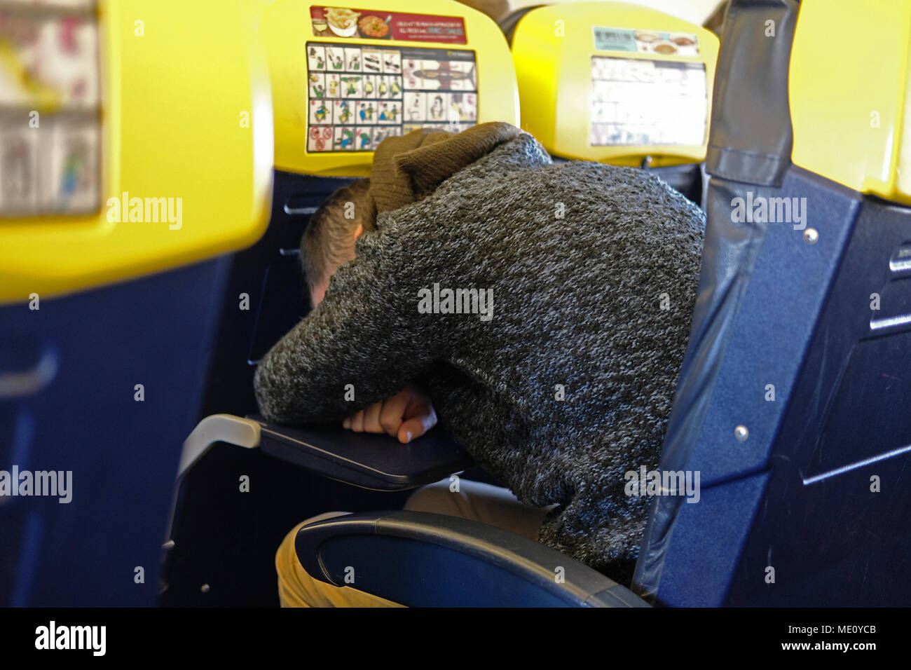 Un uomo addormentato su un volo Ryanair Foto Stock