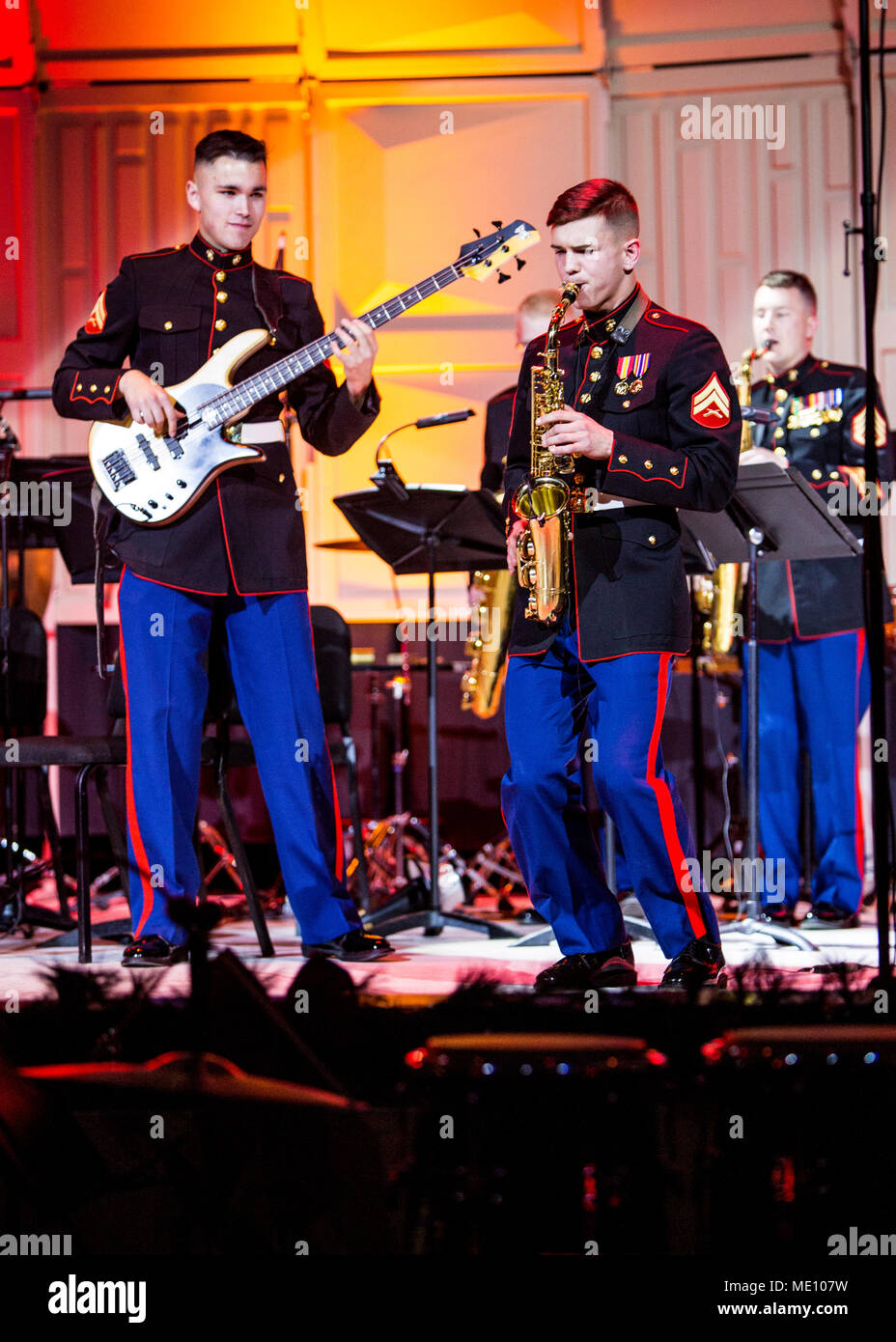 Stati Uniti Marines con il 2° velivolo Marina Wing (PMA) Band eseguire ad un concerto di vacanze in Marine Corps Air Station Cherry Point, N.C., Dic 15, 2017. La seconda banda di MAW detiene il concerto ogni anno per celebrare le feste con i membri del servizio e della comunità. (U.S. Marine Corps Photo by Lance Cpl. Cody J. Ohira) Foto Stock