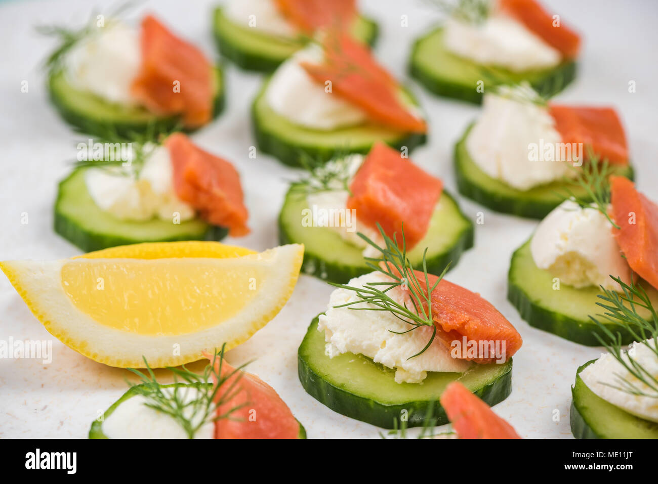 Il salmone affumicato, il formaggio e il cetriolo snack per party in giardino. Foto Stock