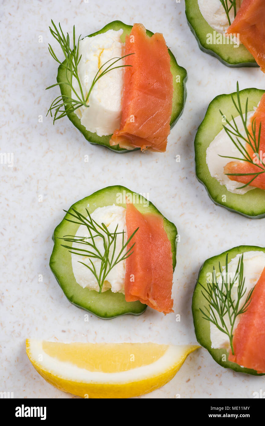 Il salmone affumicato, il formaggio e il cetriolo snack per party in giardino. Foto Stock